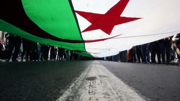 خبرنگاران رییس جمهوری الجزایر تاریخ انتخابات زودهنگام پارلمانی را گفت