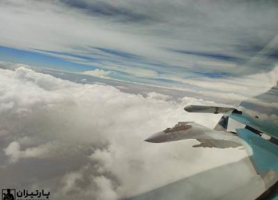 ثبت لحظه ای بی نظیر از اسکورت زیبای سوخو در آسمان