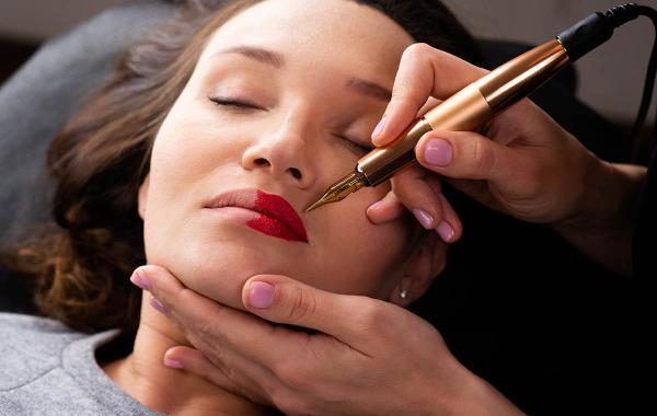 رژلب دائم چیست و چه عوارضی دارد؟
