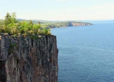 چرا آب دریاچه ها در زمین فرو نمی رود؟