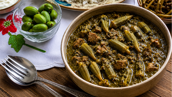 طرز تهیه خورشت بامیه با سبزی به روش سنتی